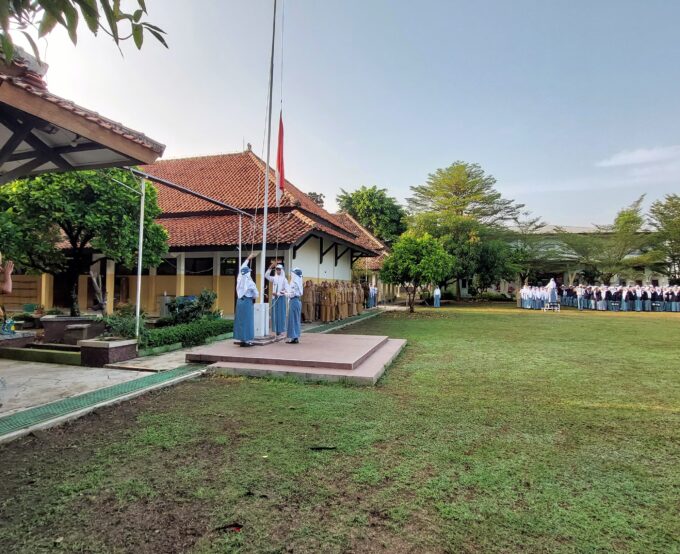 Sambutan Pembina Upacara Hari Senin: Jaga Kebersihan Lingkungan Sekolah