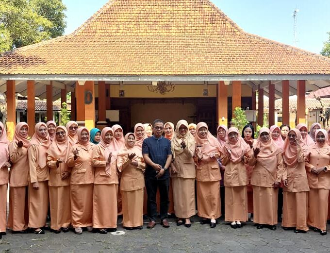 Dharma Wanita Persatuan Saloku, Dukung Kinerja ASN