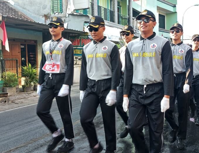 Menantang Terik Menyengat , Tim Gerak Jalan Saloku di Lomba Peringatan HUT Proklamasi ke-81
