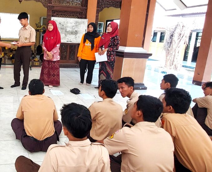 Bantuan ke-3 GOTA SMA Negeri 1 Jekulo kepada Murid-Murid