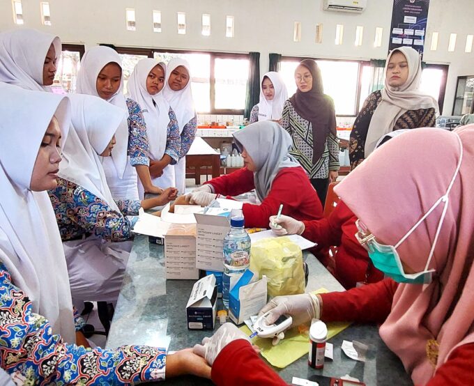 SMA Negeri 1 Jekulo Bekerjasama RSU Nurusyifa Gelar Sosialisasi PMR dan Skrining Gratis
